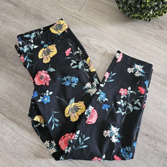 Capri Floral pants 👖 - Picture 3 of 3